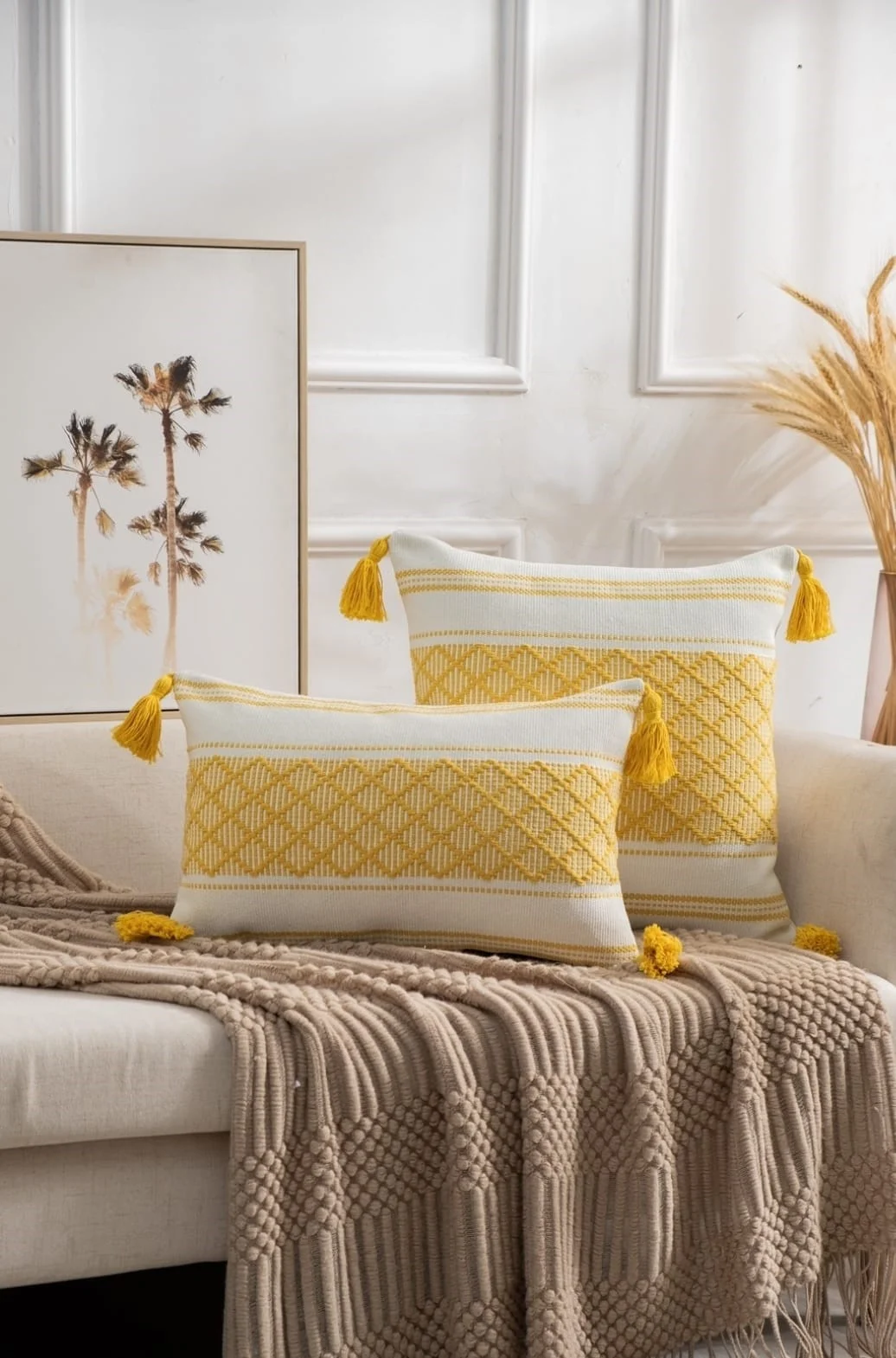 7ff1e546-3803-4723-933f-6dd65bb46c13.webp Fundas de Cojin con detalles bordados y pompones - Imagen 1