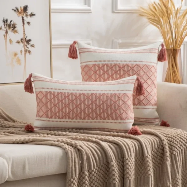 Fundas de Cojin con detalles bordados y pompones - Angeles del Hogar Chile
